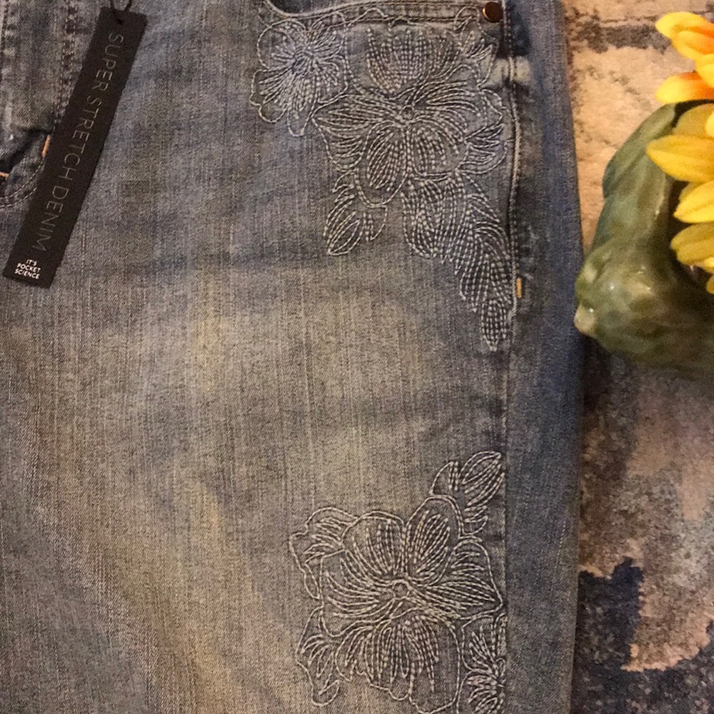 🌸NWT LaneBryant 18 White Floral Embroidered Jean - Picture 2 of 8
